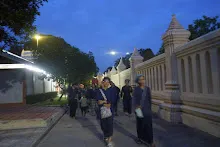 680705 เด็กสมุนพระรามตักบาตรที่ปฐมอโศก ร่วมงาน ๙๐ ปี ลุงจำลอง ไปพระปฐมเจดีย์เย็น 30.jpeg