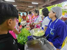 680529 อบรมนักเรียน รร.ขวาวใหญ่วิทยา เรียนรู้การทำอาหารมังสวิรัติ เมนูส้มตำ 2.jpeg