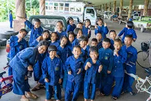 670813 สสธ.ม.2 สมุนพระราม ร่วมกับชาวชุมชน ขนดินปลูกใส่แปลงเพอร์มาคัลเจอร์