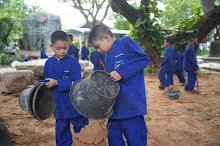 680602 สมุนพระราม และ สสธ.ขนทรายและปรับพื้นที่หน้าเฮือนศูนย์สูญ 99.JPG