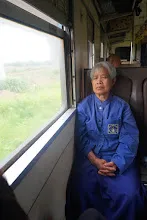 680703 เด็กสมุนพระรามนั่งรถไฟไปปฐมอโศก ร่วมงาน ๙๐ ปี ลุงจำลอง 176.jpeg