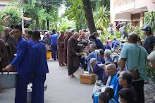 680705 เด็กสมุนพระรามตักบาตรที่ปฐมอโศก ร่วมงาน ๙๐ ปี ลุงจำลอง ไปพระปฐมเจดีย์เย็น 3.jpeg