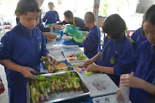 680609 เด็กสมุนพระราม ทำสลัดโรลขึ้นศาลาฉัน 58.JPG