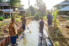 680103 สมุนพระรามดูแลสวนเช้า เย็น เปียหม่องเริ่มทำน้ำตก 115.jpg