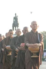 บิณฑ์หน้าลานพระรูป (18).JPG
