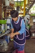 671220  ดูแลสวน ช่วยขุดดินเชื่อมคลองไส้ไก่ สสธ.ม.2 ทดลองต่อเชื้อจุลินทรีย์สังเคราะห์แสงด้วยพืช 122.jpg