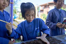 671207 สมุนพระรามทำสวนครอบครัวน่ารัก รดน้ำ เพราะกล้า ถมบ่อ