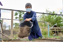 680224 วันบวร ชาวชุมชนสีแดง และ นร.ม.1 ปลูกหัวไชเท้า 98.jpg