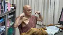 พ่อครูนั่งเบ่งกล้ามออกกำลังกาย.jpg