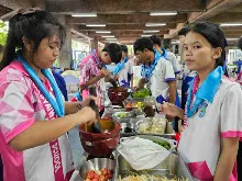 680529 อบรมนักเรียน รร.ขวาวใหญ่วิทยา เรียนรู้การทำอาหารมังสวิรัติ เมนูส้มตำ 76.jpeg