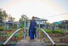 680608 สมุนพระรามเก็บเมล็ดพันธุ์ดอกไม้กินได้ที่สวน ไปขนดินปลูก 20.jpg