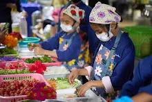 671124 สมุนพระราม ทำสลัดโรลแจก ที่โรงครัวกลาง 166.jpg