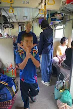 680703 เด็กสมุนพระรามนั่งรถไฟไปปฐมอโศก ร่วมงาน ๙๐ ปี ลุงจำลอง 153.jpeg