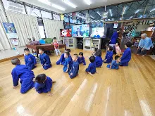 660331 เด็กอนุบาลตุ๊กติ้วมากราบพ่อครูก่อนปิดเทอม
