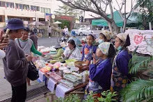671216 นร.สมุนพระรามไปขายสลัดโรล ที่อุทยานบุญนิยม วันแรก พาณิชย์บุญนิยม 3.jpg