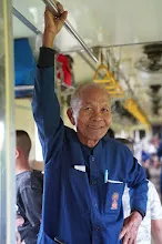 680703 เด็กสมุนพระรามนั่งรถไฟไปปฐมอโศก ร่วมงาน ๙๐ ปี ลุงจำลอง 70.jpeg