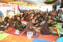 พท+สมณะบิณฑ์ที่งานชุมนุม (103).JPG