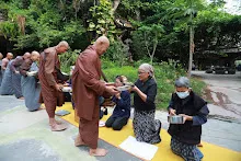 680314 ตักบาตรวันเลี้ยงส่งม.3 ม.6  6.JPG