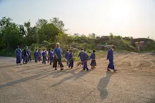 680331 สมุนพระรามทำงานวันบวร ขัดห้องน้ำ กวาดใบไม้อาคารอาชีวะ 1.jpg