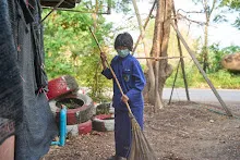 680331 สมุนพระรามทำงานวันบวร ขัดห้องน้ำ กวาดใบไม้อาคารอาชีวะ 20.jpg