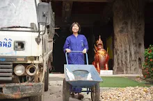 680602 สมุนพระราม และ สสธ.ขนทรายและปรับพื้นที่หน้าเฮือนศูนย์สูญ 81.JPG