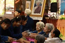 680416 รดน้ำดำหัว วันกตัญญูบูชาบรรพชน 42.JPG