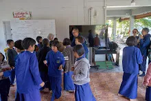 680101 กลุ่มอุโบสถศีล ไปเยี่ยม นร.สมุนพระรามที่โรงเรียน 1.jpg