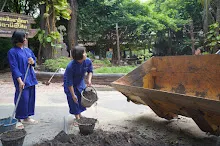 680602 สมุนพระราม และ สสธ.ขนทรายและปรับพื้นที่หน้าเฮือนศูนย์สูญ 32.JPG