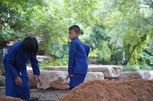680602 สมุนพระราม และ สสธ.ขนทรายและปรับพื้นที่หน้าเฮือนศูนย์สูญ 41.JPG