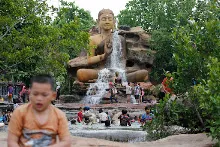 680414 คนมาเที่ยวน้ำตกผาแหงน  1.jpeg