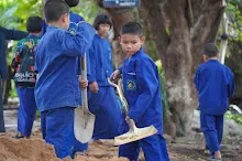 680602 สมุนพระราม และ สสธ.ขนทรายและปรับพื้นที่หน้าเฮือนศูนย์สูญ 42.JPG