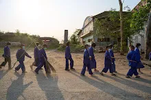 680331 สมุนพระรามทำงานวันบวร ขัดห้องน้ำ กวาดใบไม้อาคารอาชีวะ 3.jpg