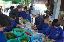 680609 เด็กสมุนพระราม ทำสลัดโรลขึ้นศาลาฉัน 51.JPG