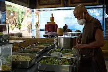 671124 สมุนพระราม ทำสลัดโรลแจก ที่โรงครัวกลาง 161.jpg