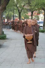 เดินบิณฑ์รอบสนามหลวง.JPG