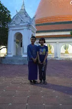 680705 เด็กสมุนพระรามตักบาตรที่ปฐมอโศก ร่วมงาน ๙๐ ปี ลุงจำลอง ไปพระปฐมเจดีย์เย็น 18.jpeg