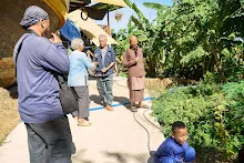 671228 สมุนพระรามเข้าค่าย เรียนการปรับปรุงพันธุ์พุทธรักษา เล่นเกมกินวิบาก พาทัวร์รถราง 291.jpg
