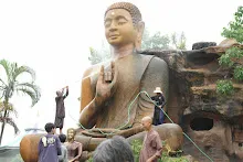 680511 ภาพโฮมแฮงขัดนำตกองค์พระพุทธธาในวันวิสาขฯ 14.jpeg