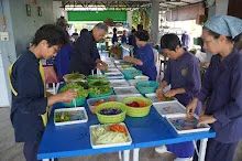 680609 เด็กสมุนพระราม ทำสลัดโรลขึ้นศาลาฉัน 40.JPG