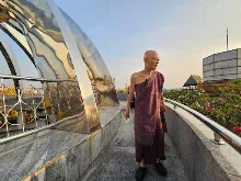 ดูงานตามในบวร นอกบวร