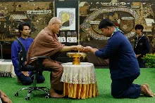 680411 พิธีรับกลด รุ่น กราบลาหลวงปู 49.jpeg