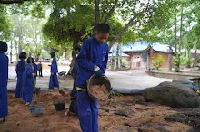 680602 สมุนพระราม และ สสธ.ขนทรายและปรับพื้นที่หน้าเฮือนศูนย์สูญ 104.JPG